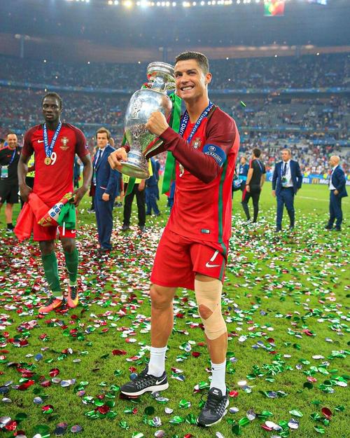 记者：菲尔克鲁格能完美搭档莱奥和普利希奇，但伤病是他短板（记者：菲尔克鲁格与莱奥、普利希奇契合度极高，但伤病隐患仍是软肋）