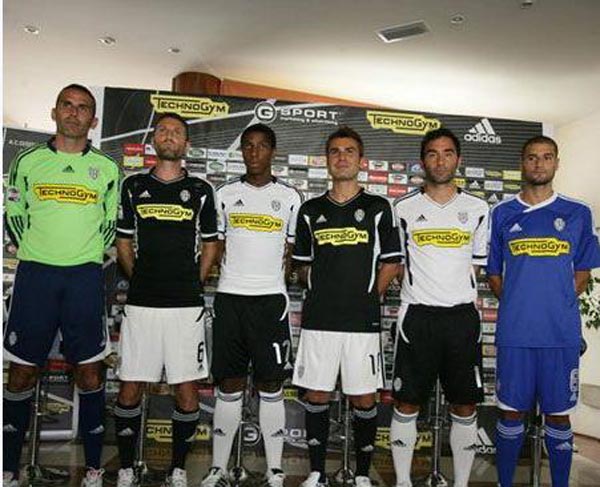 比赛结束后球员激动落泪