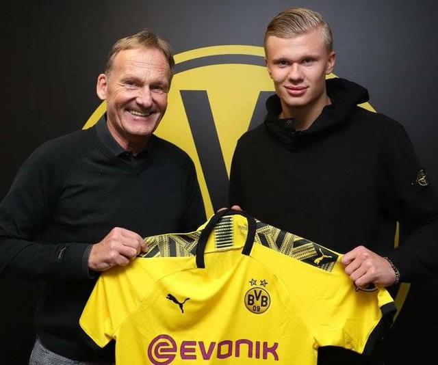 足坛一夜动态：AC米兰大逆转登顶意甲第1，B费创纪录曼联复仇狼队