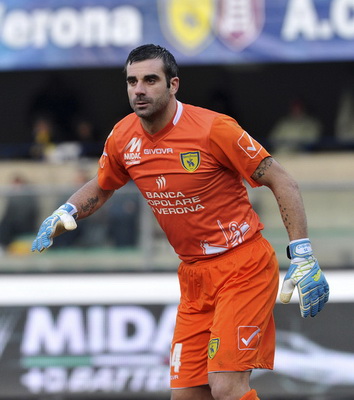 前锋关键时刻破门，球队士气高涨