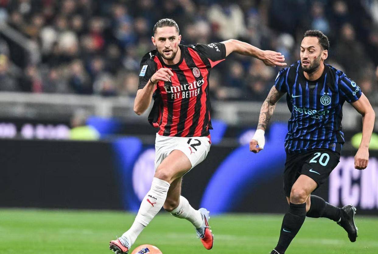 热刺全队已经抵达韩国，孙兴慜、梁民革举韩国国旗合照