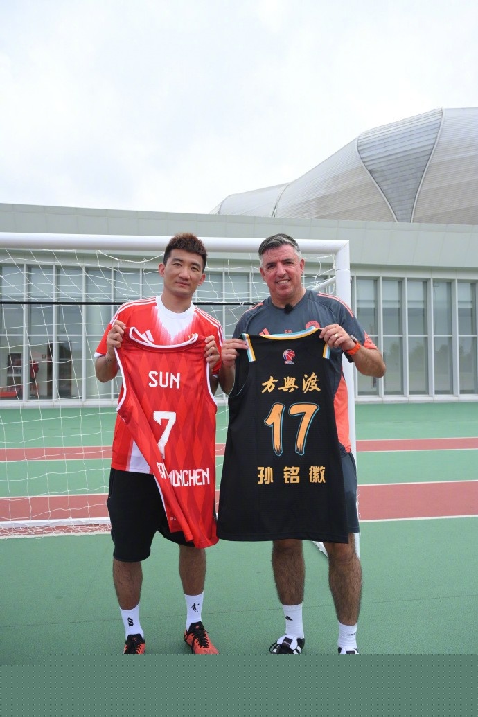 大混战！德比赛后，桑德兰与纽卡球迷在一酒吧群殴，桌椅乱飞（德比余波失控：桑德兰与纽卡球迷酒吧爆发群殴，桌椅满天飞）